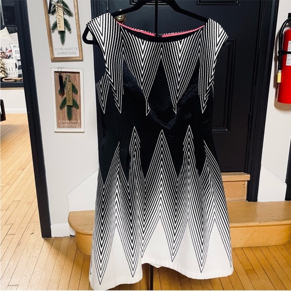 NWT Vince Camuto - Black White Chevron Sleeveless Dress - Size 8 - Picture 3 of 7